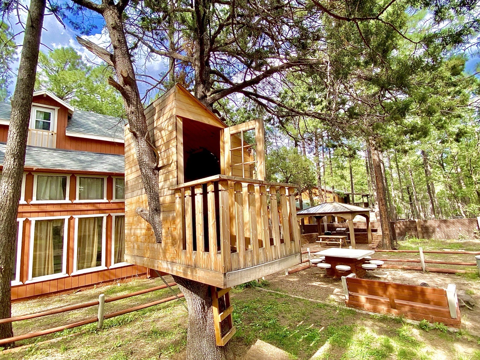 Treehouse and picnic area at Mohave Cabin