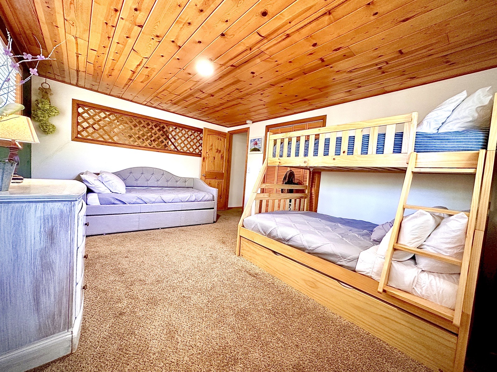 Mohave Cabin bunk room with log-frame bunk beds