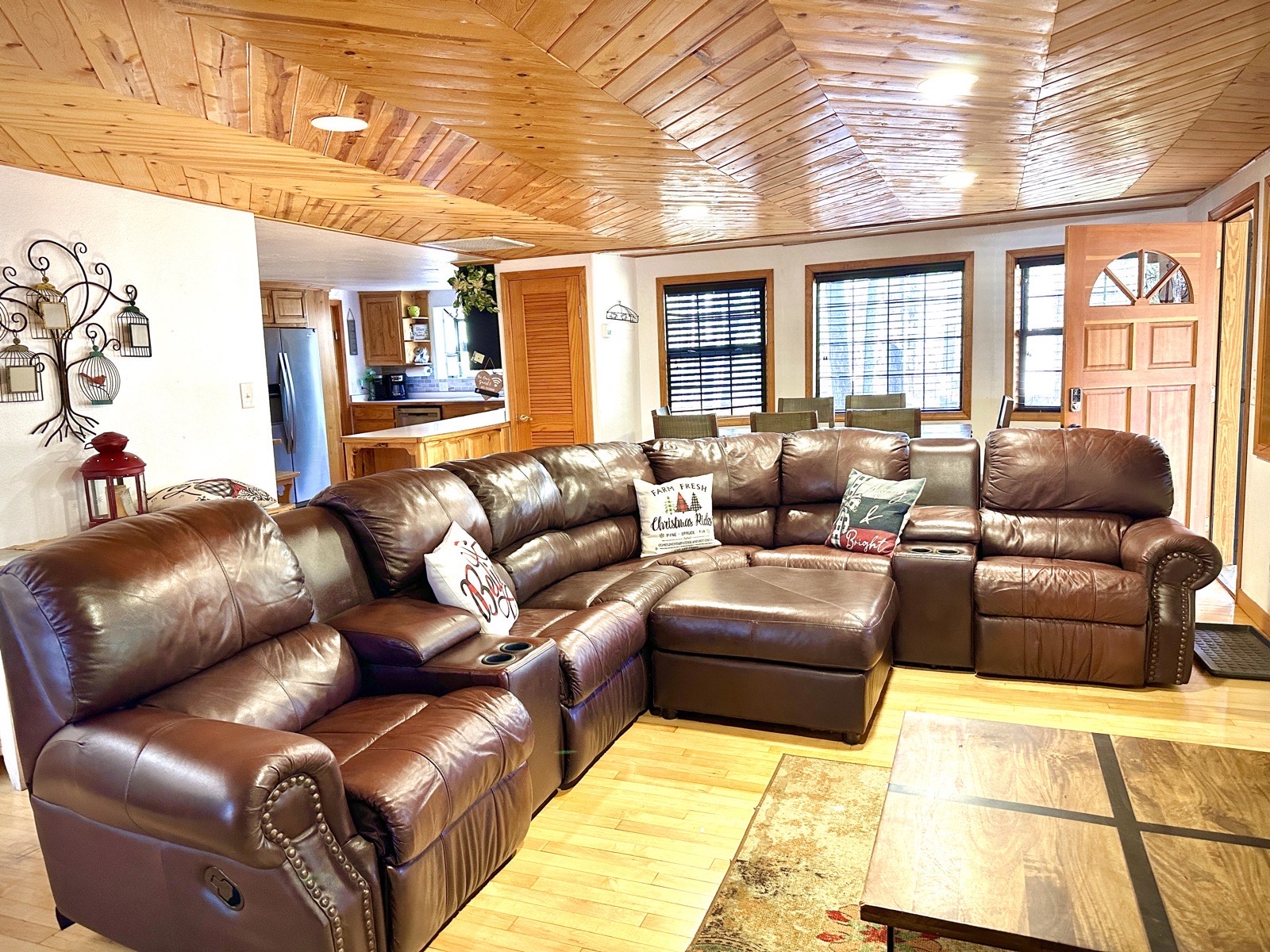 Mohave Cabin living room with leather sectional