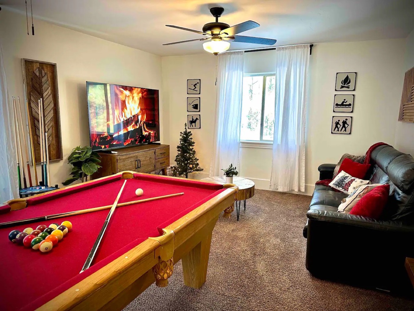 Parkway Lodge game room