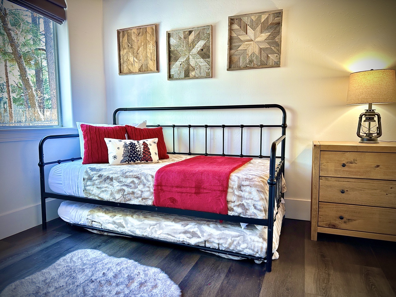 Parkway Lodge bedroom with daybed and trundle, sleeps extra guests
