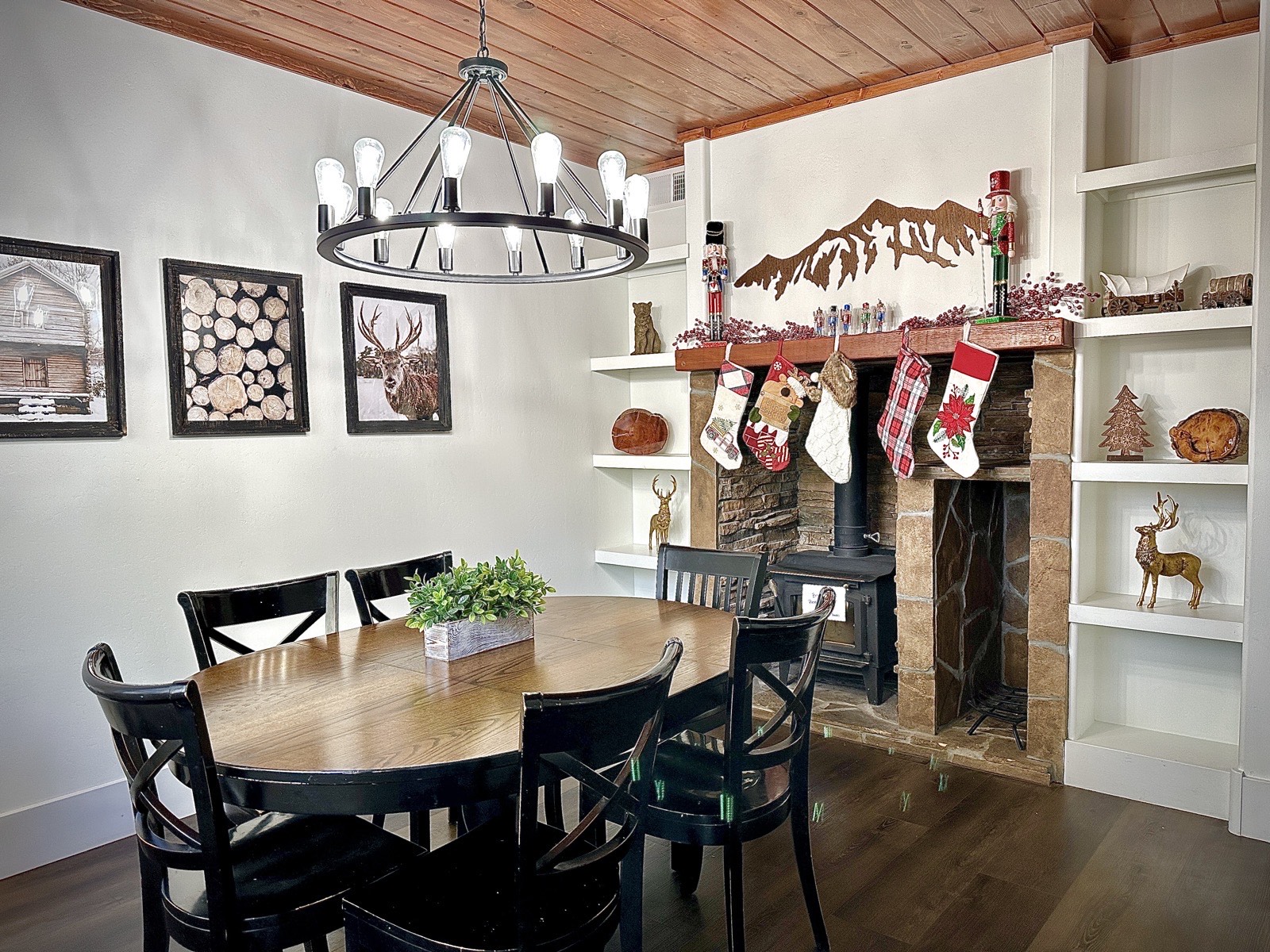 Parkway Lodge dining room with fireplace mantle