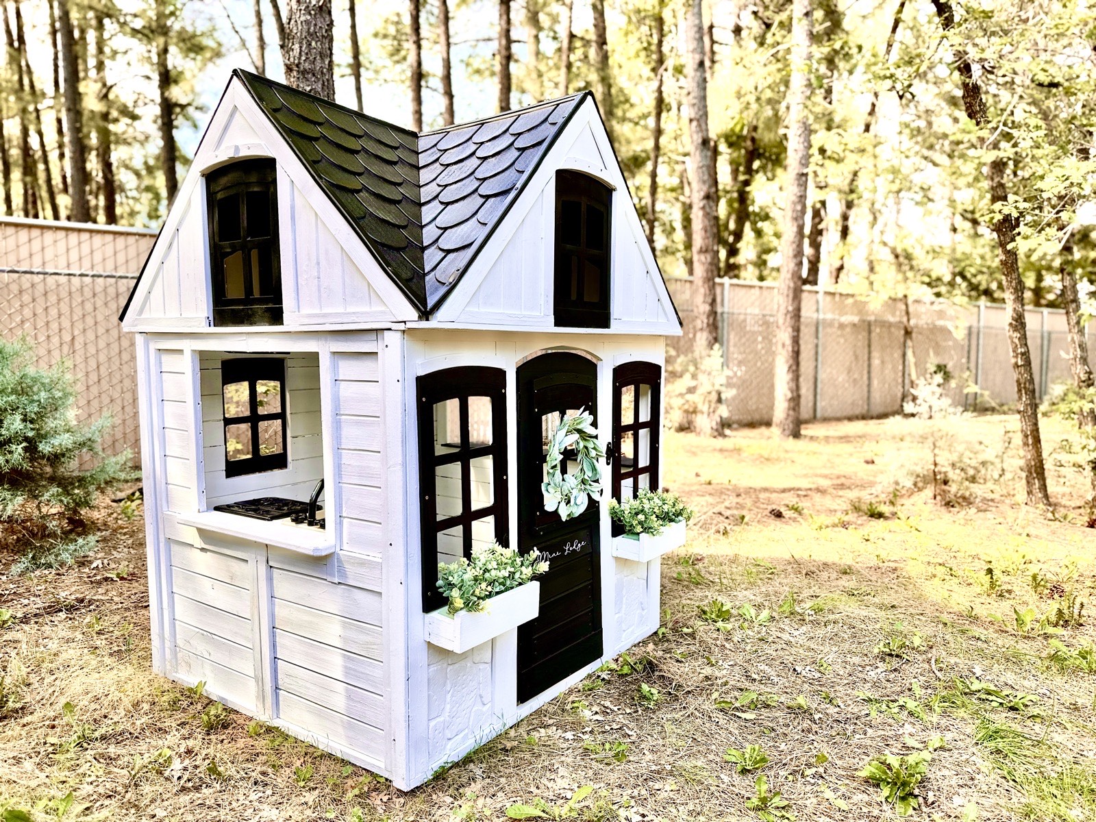 Kids playhouse in the yard at Parkway Lodge